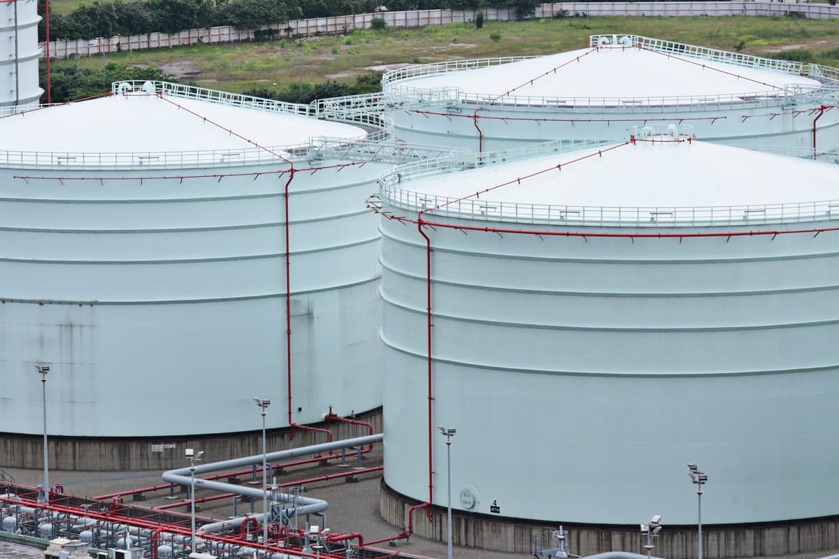 Inland fuel storage terminal with above-ground tanks